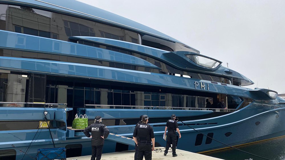 Russian Tycoon Fails To Get Superyacht Out Of Canary Wharf