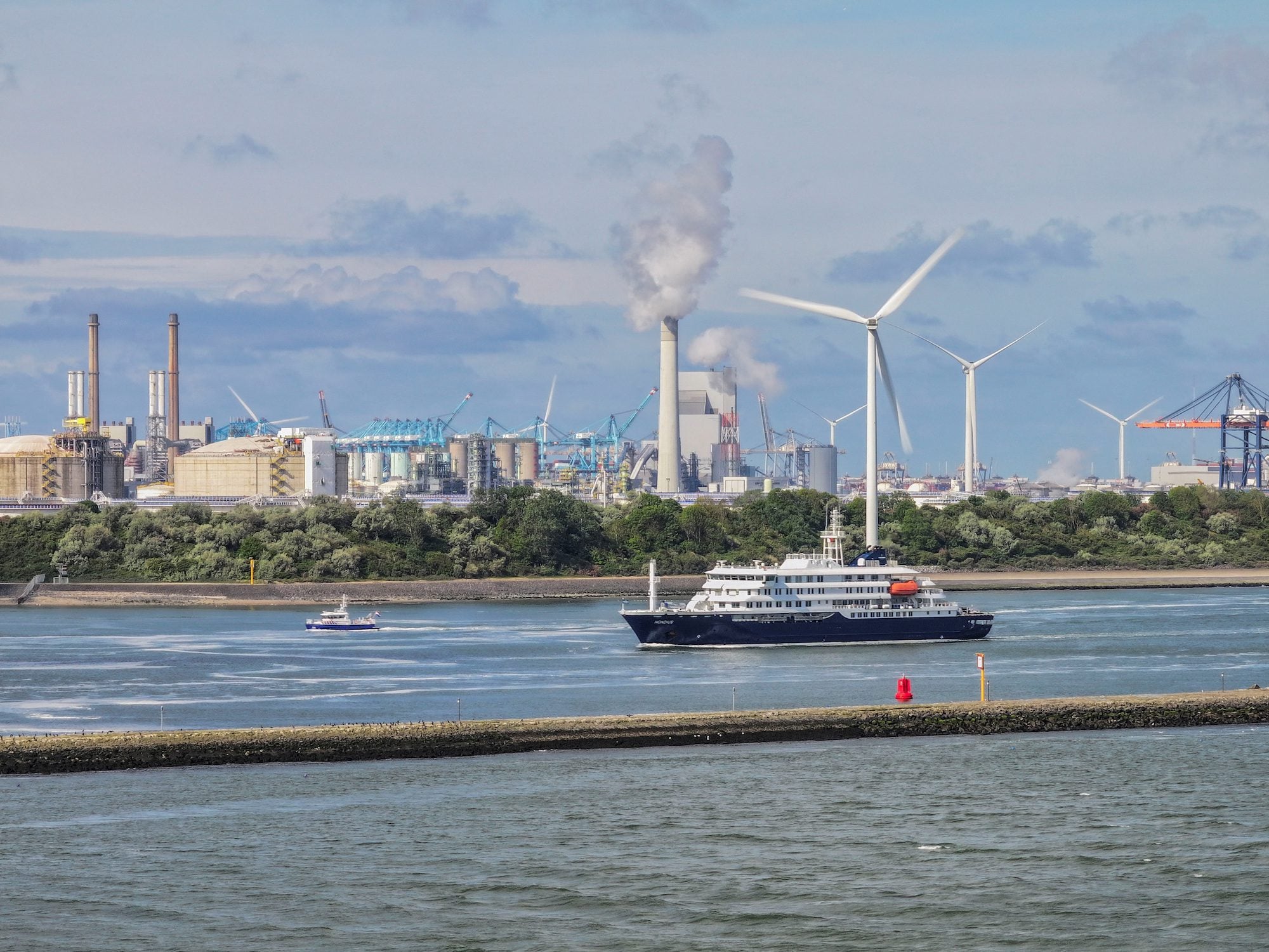 Hantavirus-Hit Cruise Ship Reaches Rotterdam